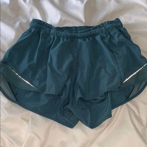Lululemon hotty hot 2.5 inch shorts